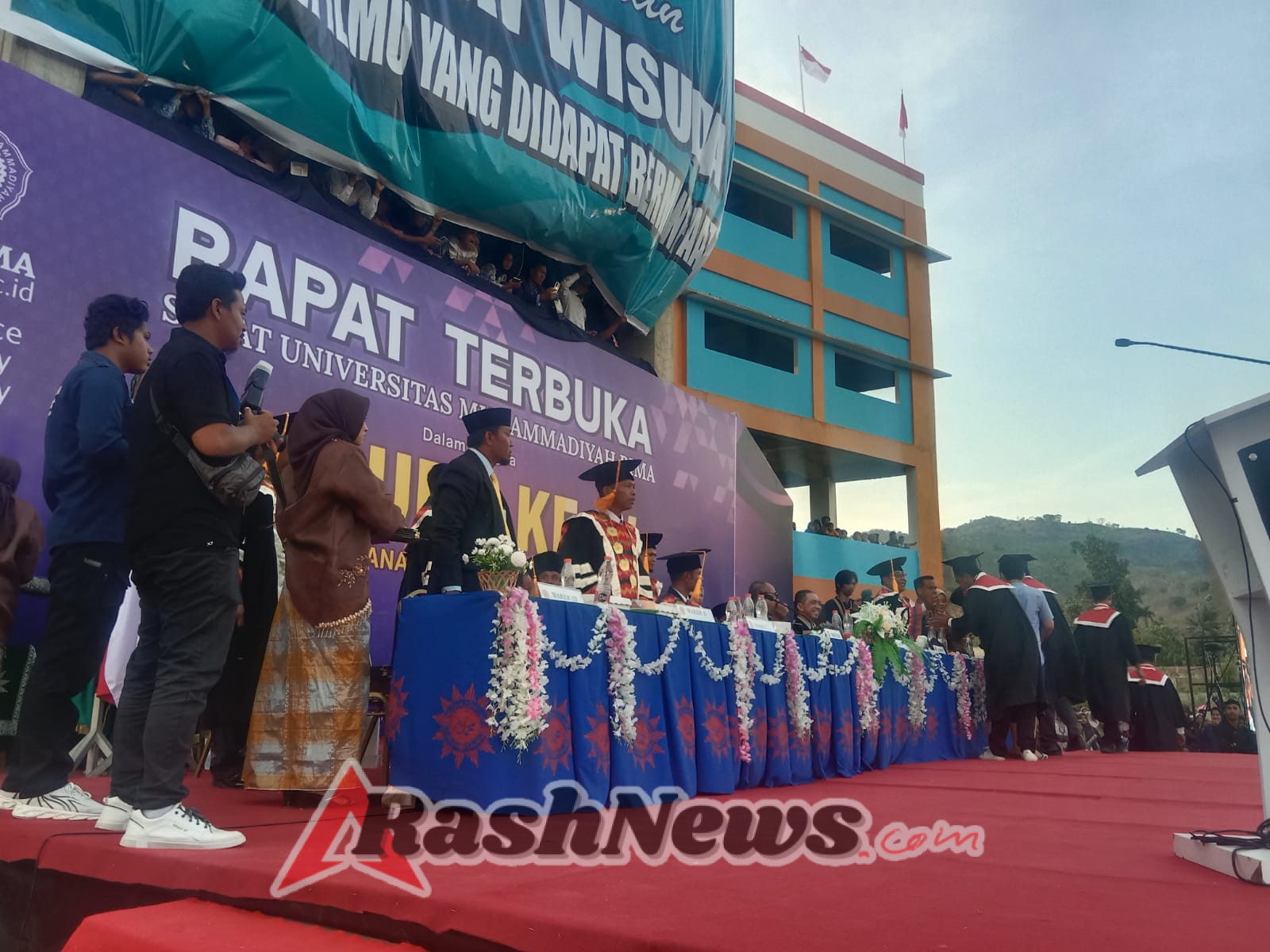 Babinsa Kawal Pelaksanaan Wisuda Universitas Muhammadiyah Bima 2025