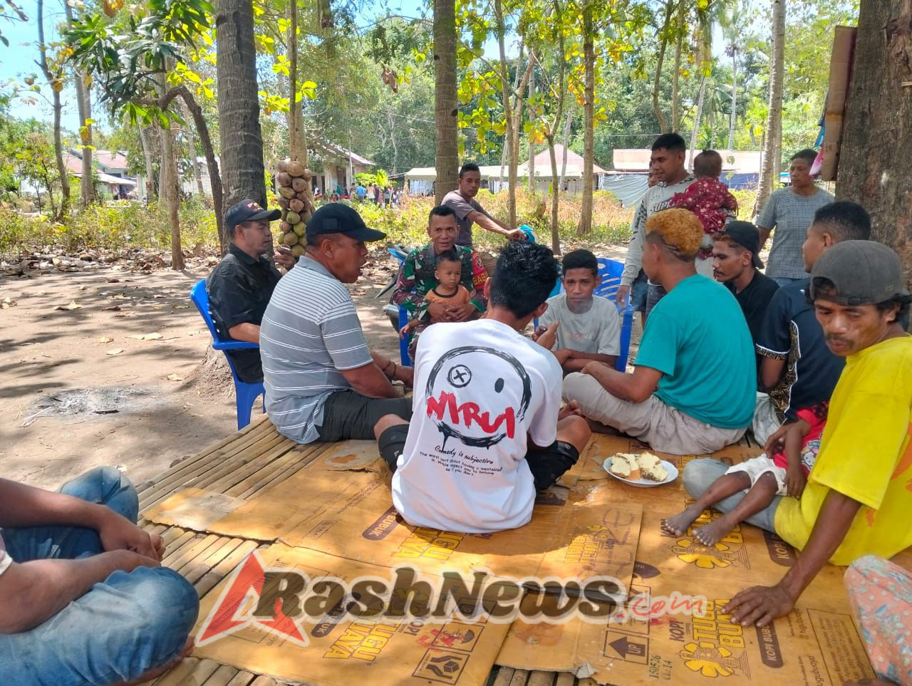 Babinsa Desa Mauta Jalin Komsos dengan Warga untuk Jaga Kamtibmas