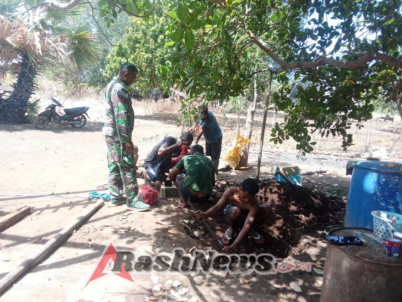 Babinsa Mausamang Dampingi Warga Laksanakan Pengeboran Air Bersih