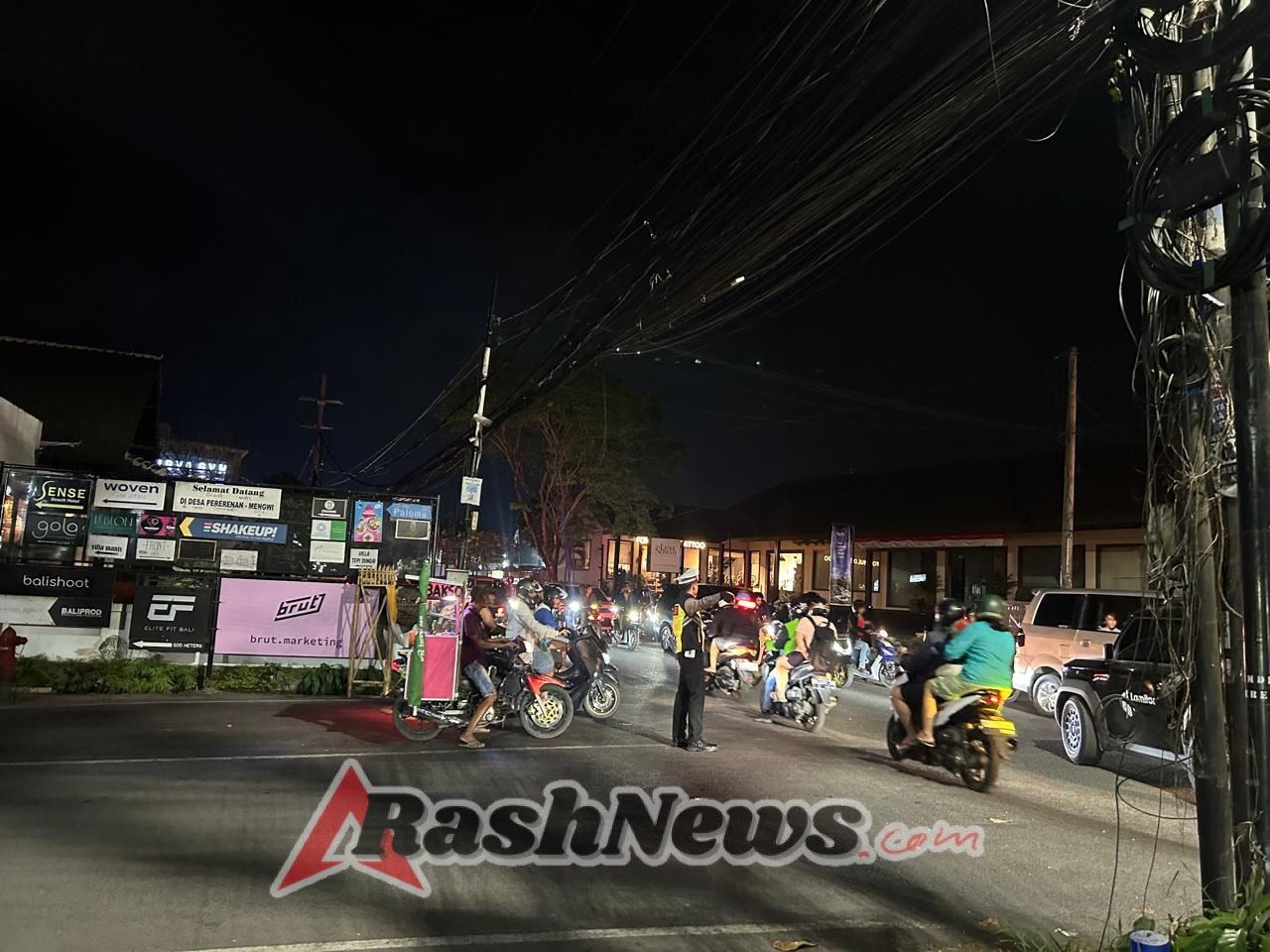 Polsek Mengwi Lakukan Pengaturan Lalin di Jalur Macet Pererenan