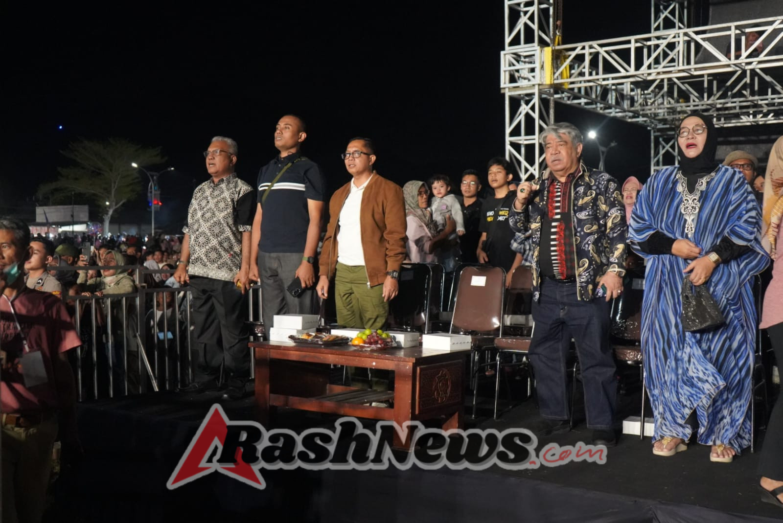 Bupati dan Dandim 1628 Ajak Ribuan Penonton Konser Samsons Menyanyikan Indonesia Raya