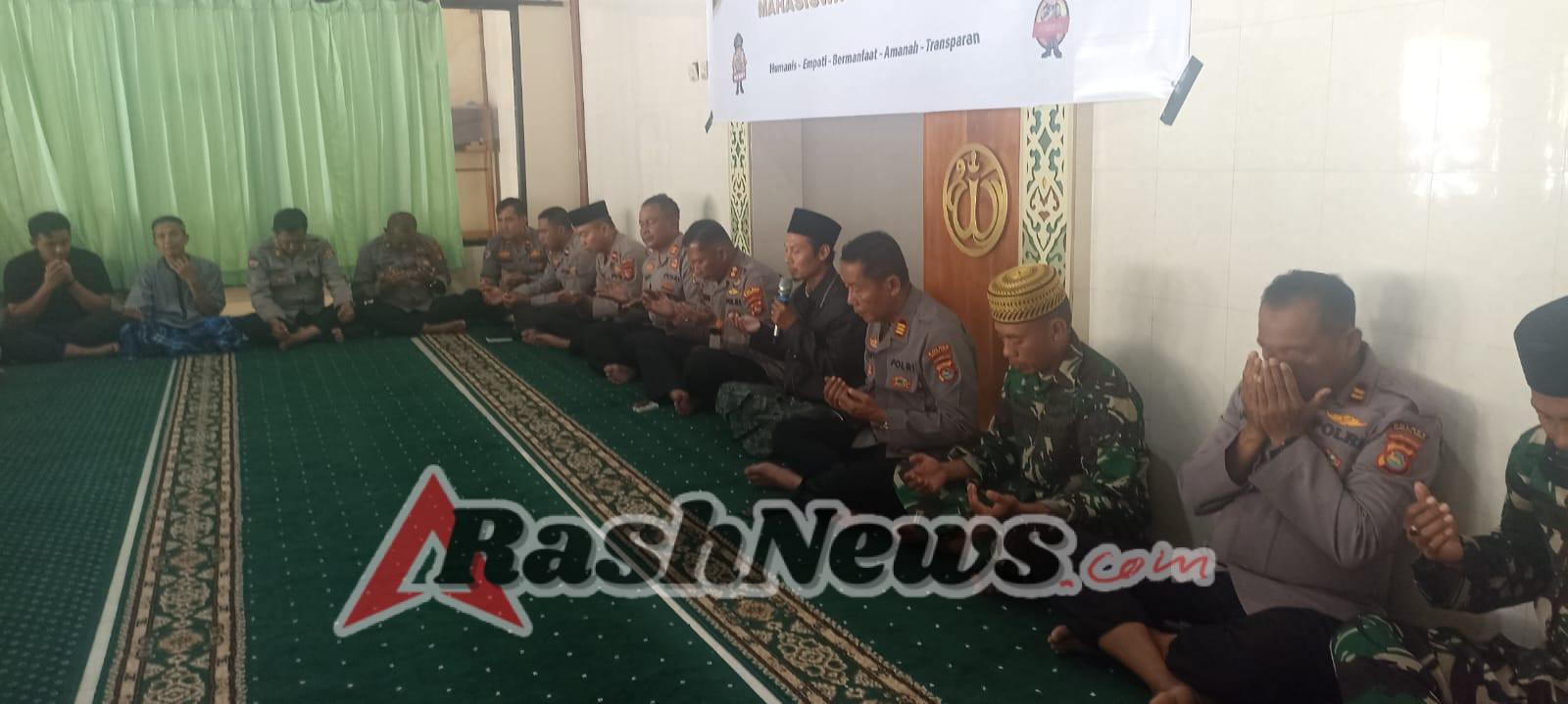 Kebersamaan TNI-Polri dengan Mahasiswa dan Driver Ojek dalam Doa Bersama di Polres KSB