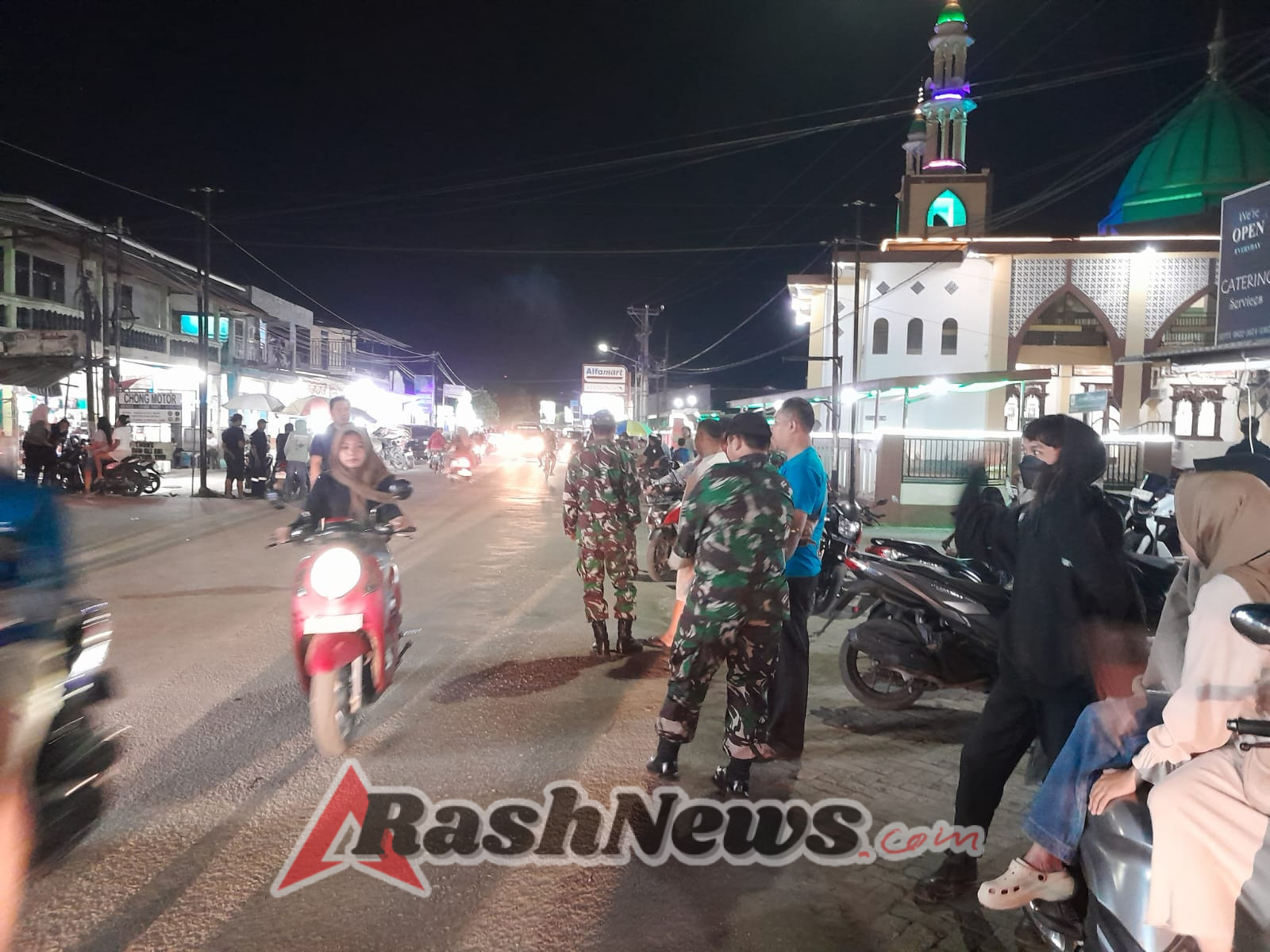 Patroli Malam Koramil Sekongkang Hadirkan Rasa Aman di Tengah Masyarakat