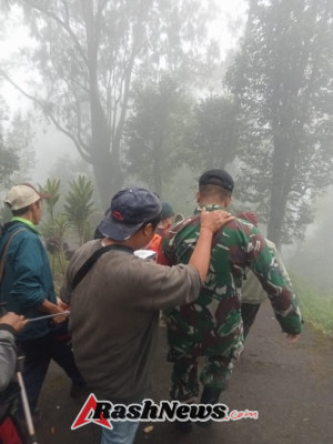 Evakuasi korban meninggal dunia saat mendaki Gunung Agung oleh tim pemandu lokal, Babinsa Desa Sebudi turut mendampingi.