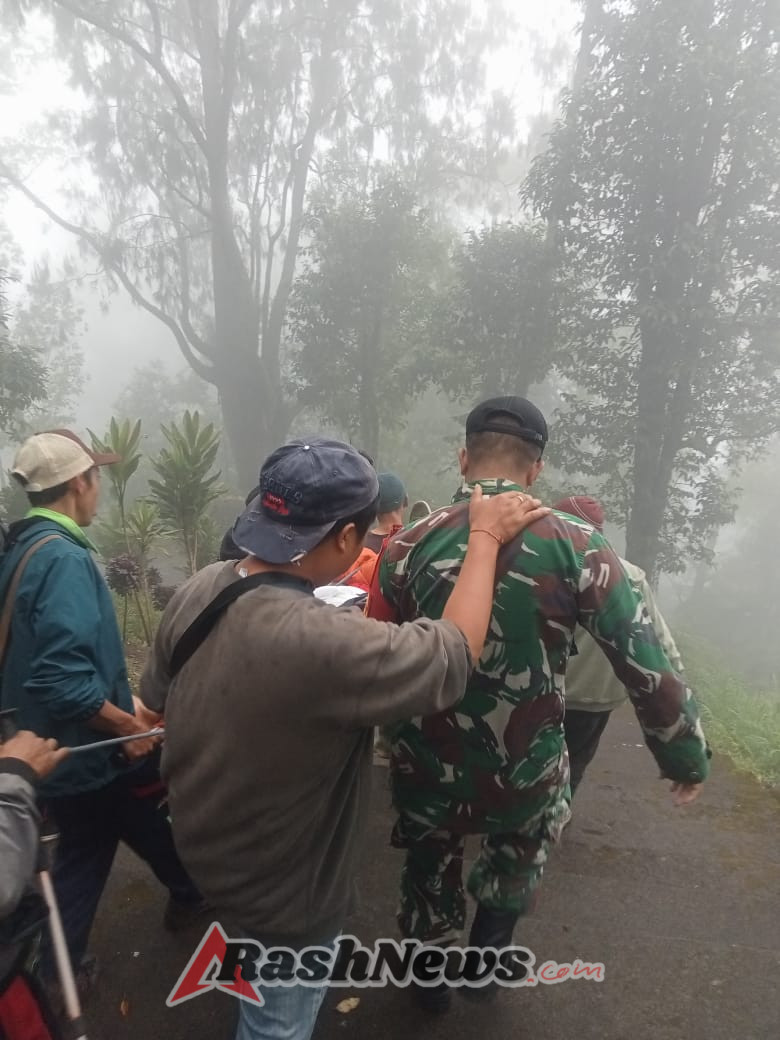 Evakuasi korban meninggal dunia saat mendaki Gunung Agung oleh tim pemandu lokal, Babinsa Desa Sebudi turut mendampingi.