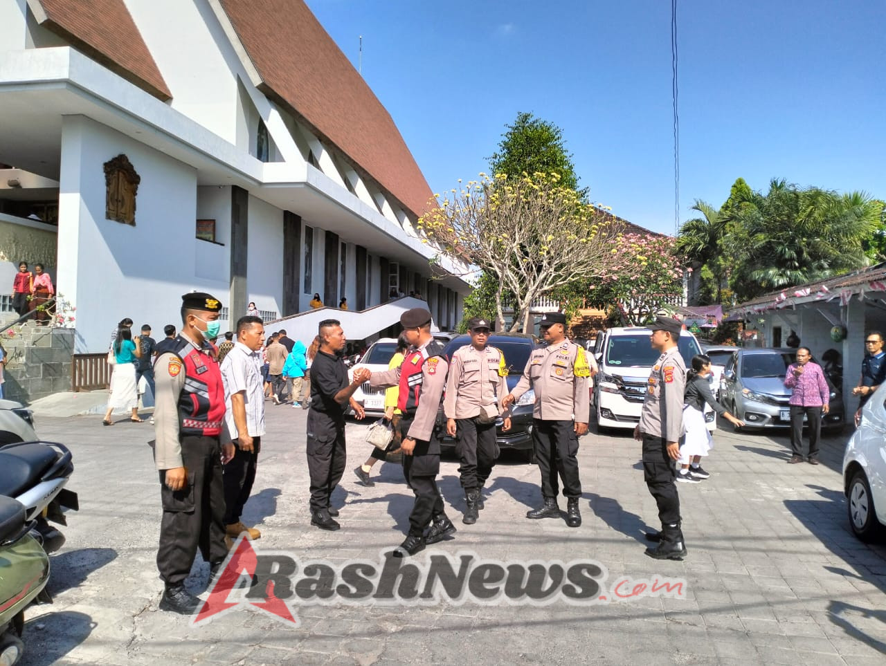 Polsek Gianyar Amankan Kegiatan Misa Minggu di Gereja Santa Maria Ratu Rosari