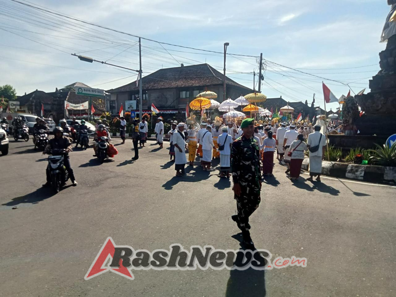 Bersama Aparat, Babinsa Kelurahan Kawan Ciptakan Kondusifitas Saat Upacara Maligiya Punggel di Puri Agung Bangli