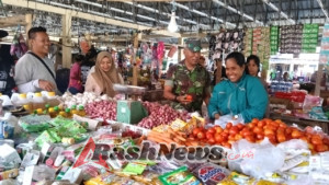 Komsos di Pasar Baru Anakalang, Babinsa Ajak Pedagang dan Pembeli Jaga Kebersihan dan Ketertiban
