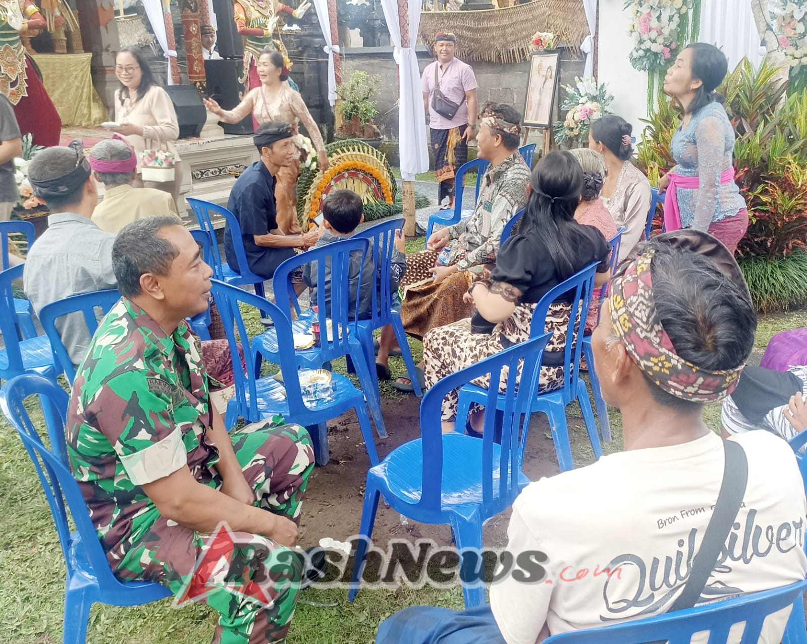 Tingkatkan Hubungan Baik dengan Masyarakat, Babinsa Bangbang Hadiri Acara Pernikahan