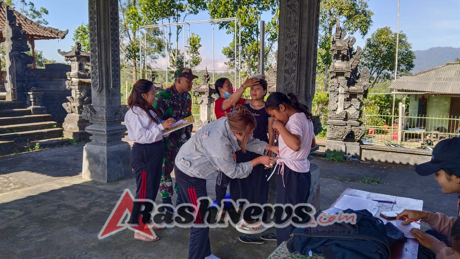 Tingkatkan Kesehatan Generasi Muda, Babinsa Selulung Dampingi Posyandu Remaja