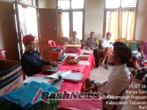 Bhabinkamtibmas Hadiri Giat Monitoring dan Evaluasi Pengelolaan Keuangan Desa di Desa Karyasari