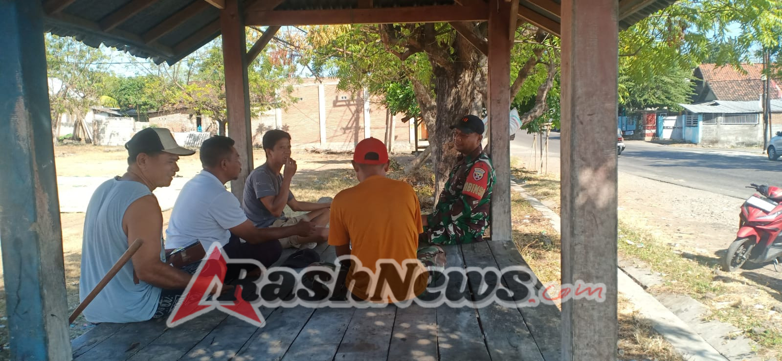 ‎Lewat Komsos, Babinsa Ajak Warga Sabedo Waspada Isu dan Tetap Kondusif