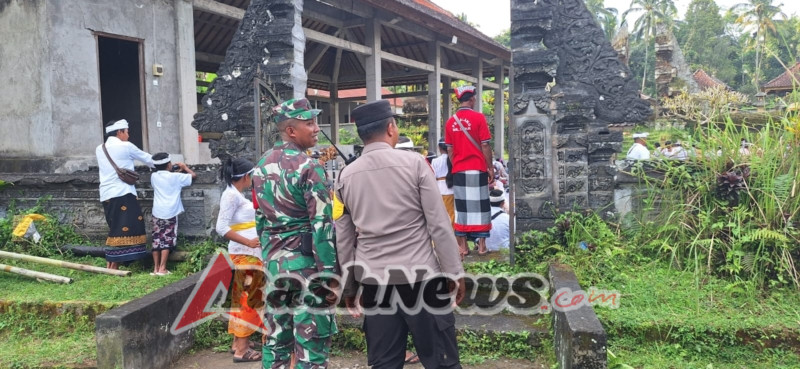 Babinsa Koramil 1616-07/Payangan Hadir Jaga Kondusifitas Kegiatan Adat di Pura Dalem Lebah A