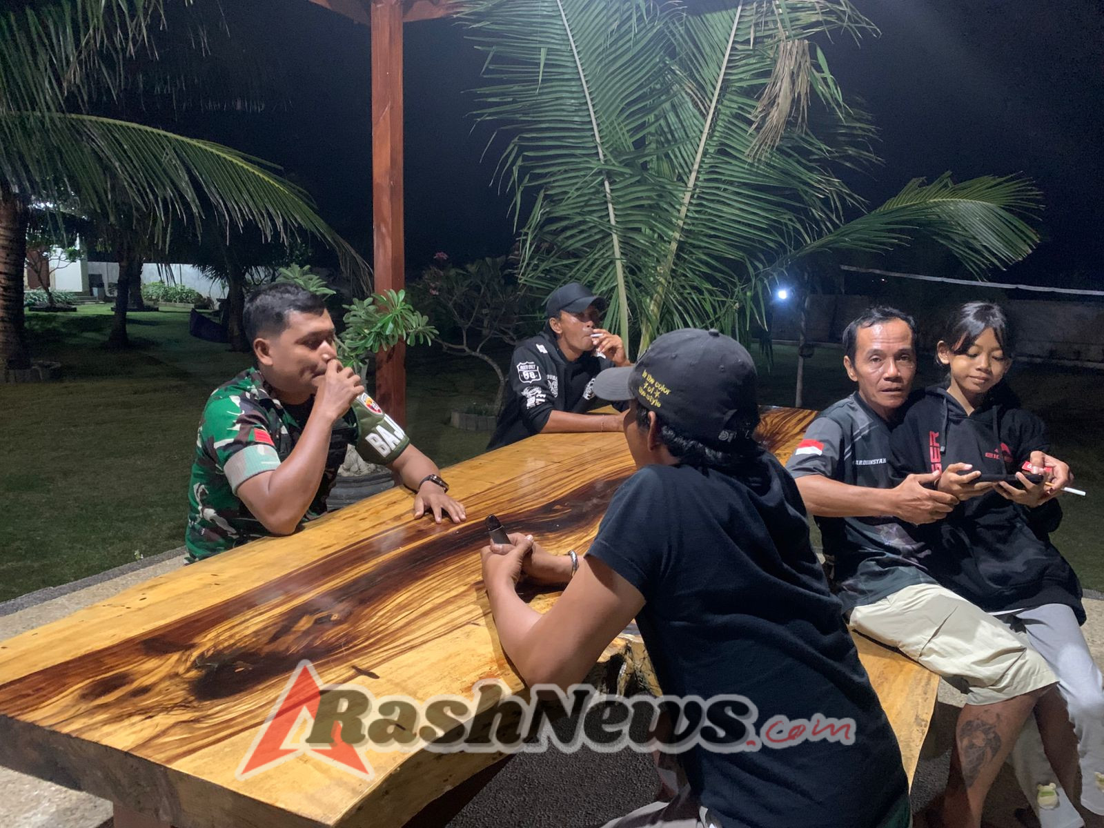 Patroli Babinsa Dorong Kesadaran Masyarakat Sekongkang Jaga Ketertiban