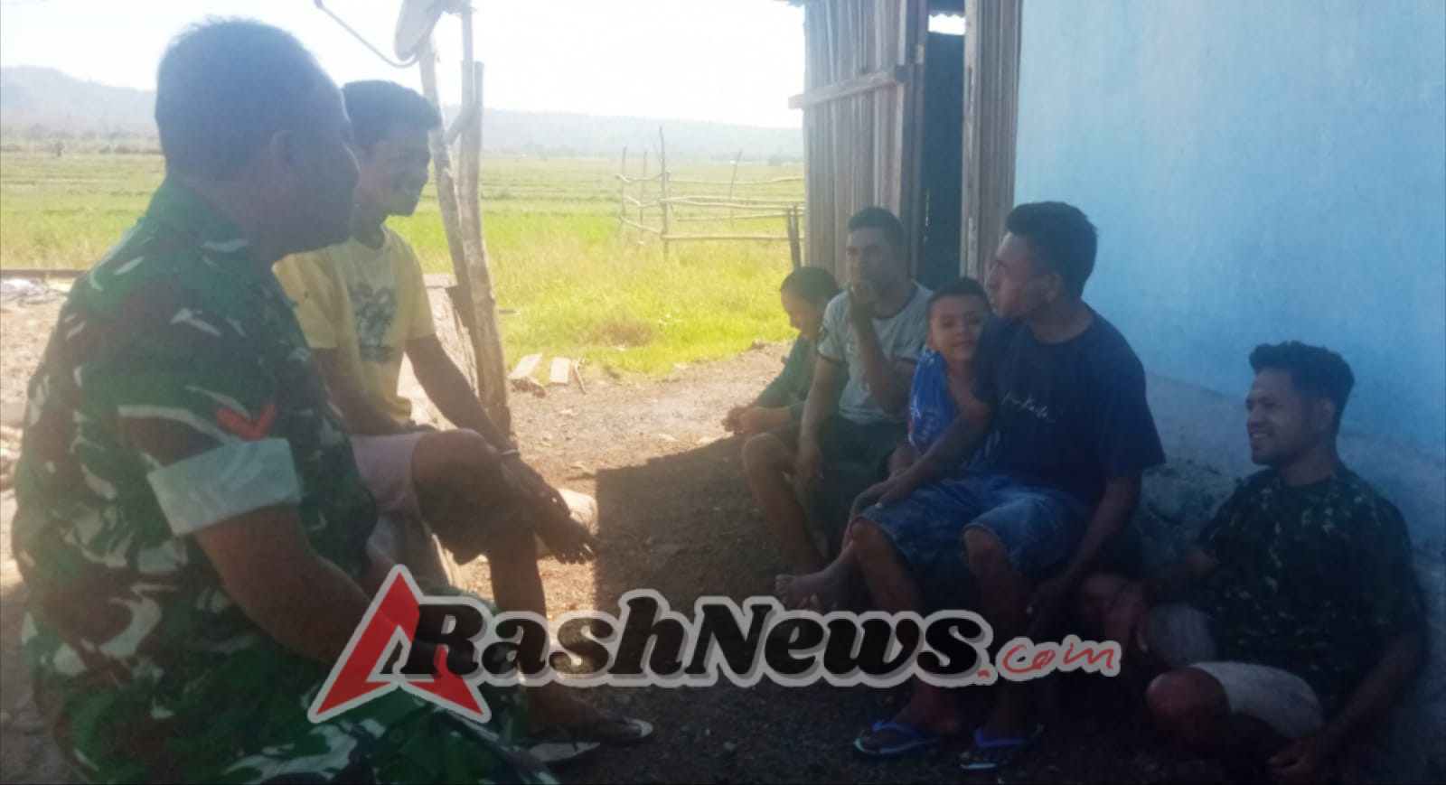 Babinsa Koramil 1618-05/Biut Gelar Komsos di Desa Boronubaen, Pererat Hubungan dengan Warga