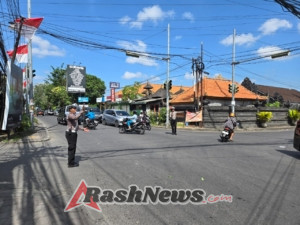 Jaga Kelancaran Lalin Polsek Kuta Utara Siaga Di jalan Lakukan Strong Point  Sore Hari