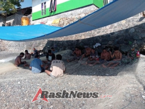 Babinsa Desa Toang Bantu Warga Menjahit Jaring Tangkap Ikan