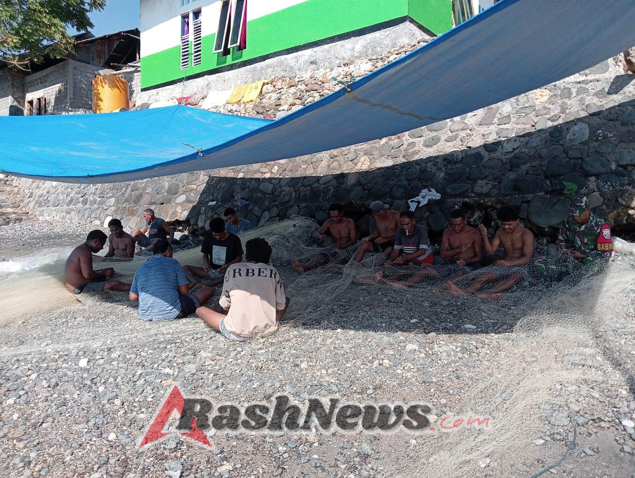 Babinsa Desa Toang Bantu Warga Menjahit Jaring Tangkap Ikan