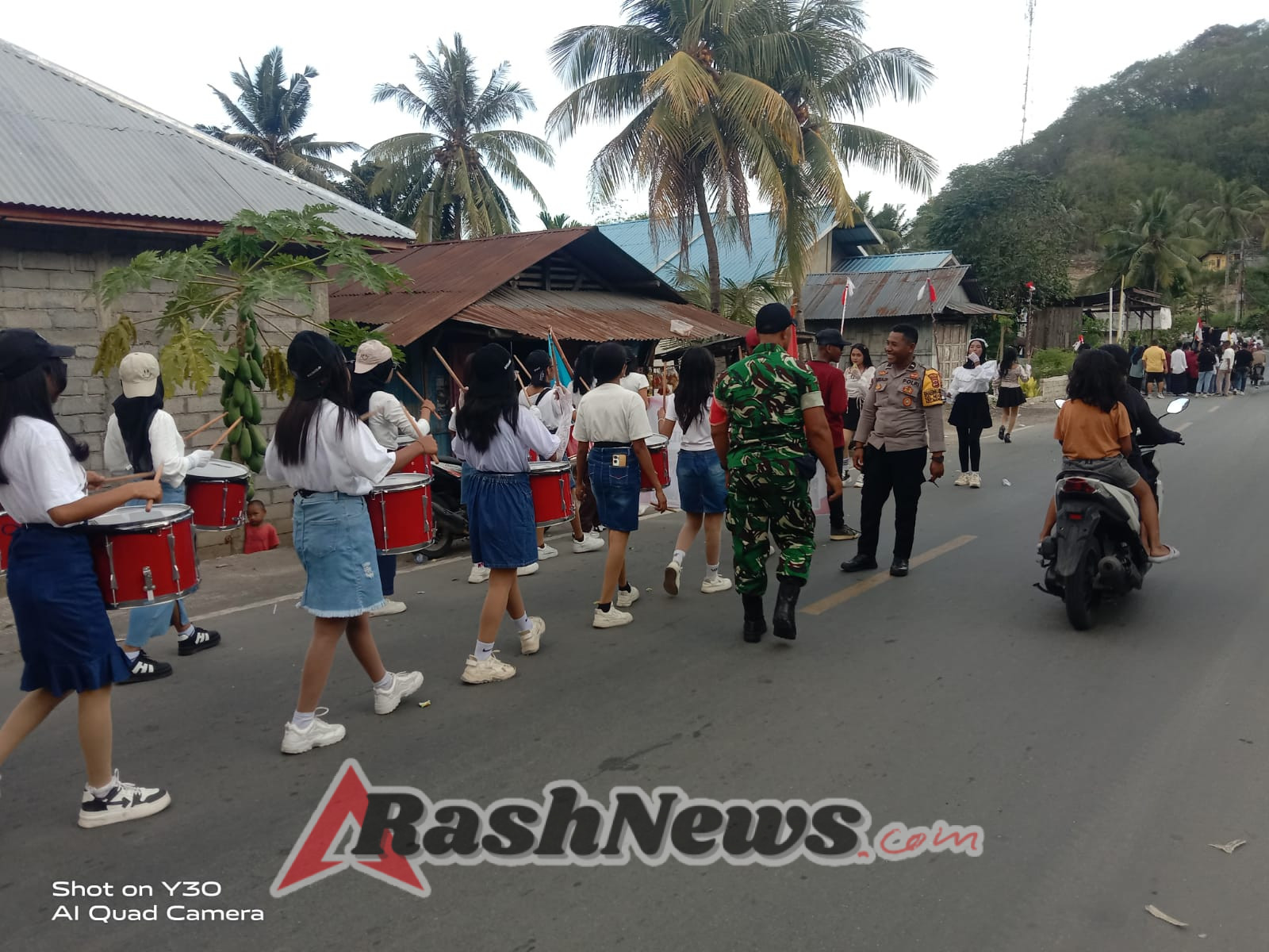 Babinsa Bersinergi dengan Masyarakat Amankan Karnaval Meriah Peringatan HUT RI