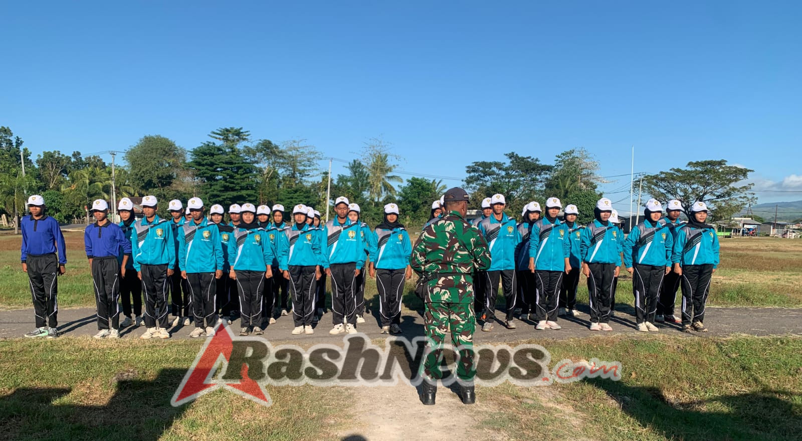 Danramil Manggelewa Latih Langsung Paskibraka Tingkat Kecamatan