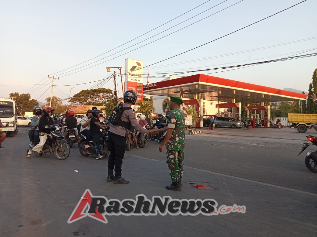 Sinergi TNI-Polri Jaga Ketertiban Antrian BBM di Tengah Kelangkaan di Nagekeo