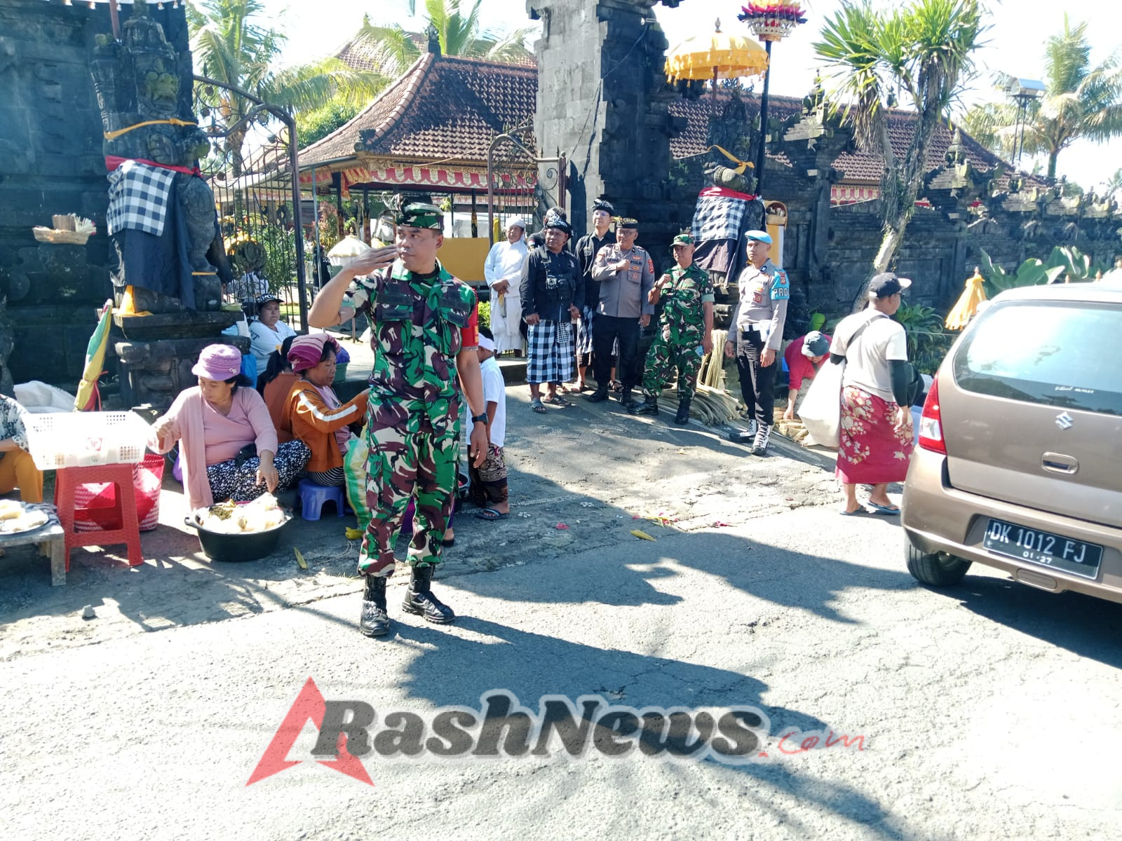 Pastikan Aman, Babinsa Peninjoan dan Polsek Tembuku Laksanakan Pengamanan Upacara Dewa Yadnya