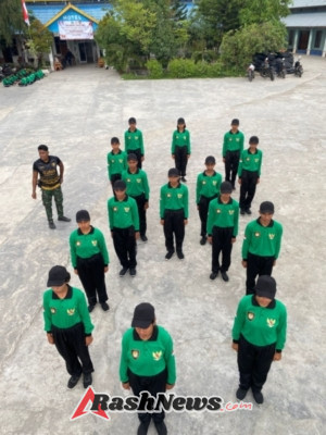 Babinsa Koramil 1612-04/Borong Latih Paskibraka Kecamatan Kota Komba Utara di SMAN 3 Kota Komba