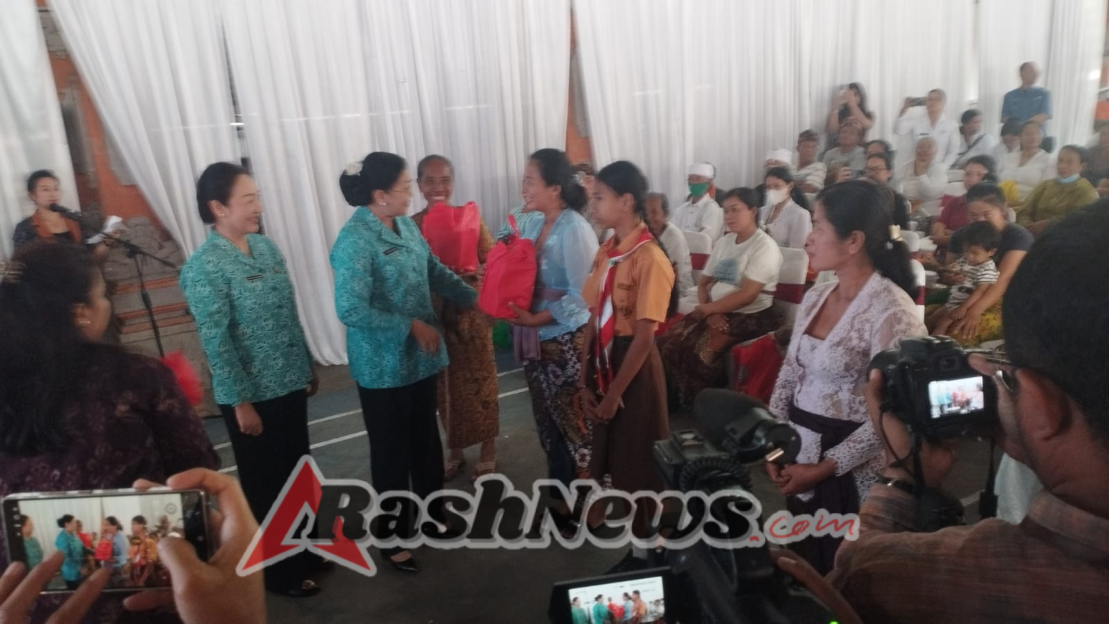 Komsos di Desa Petak, Babinsa Tekankan Pentingnya Keamanan dalam Aktivitas Warga