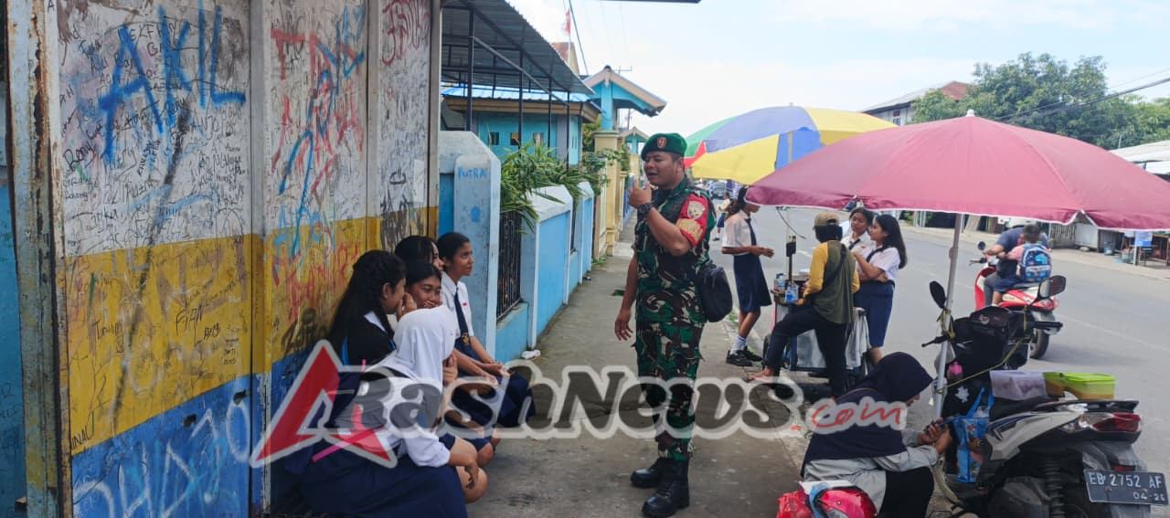 Babinsa Koramil Ende Bangun Karakter Generasi Muda Lewat Komunikasi Sosial di Wilayah Binaan