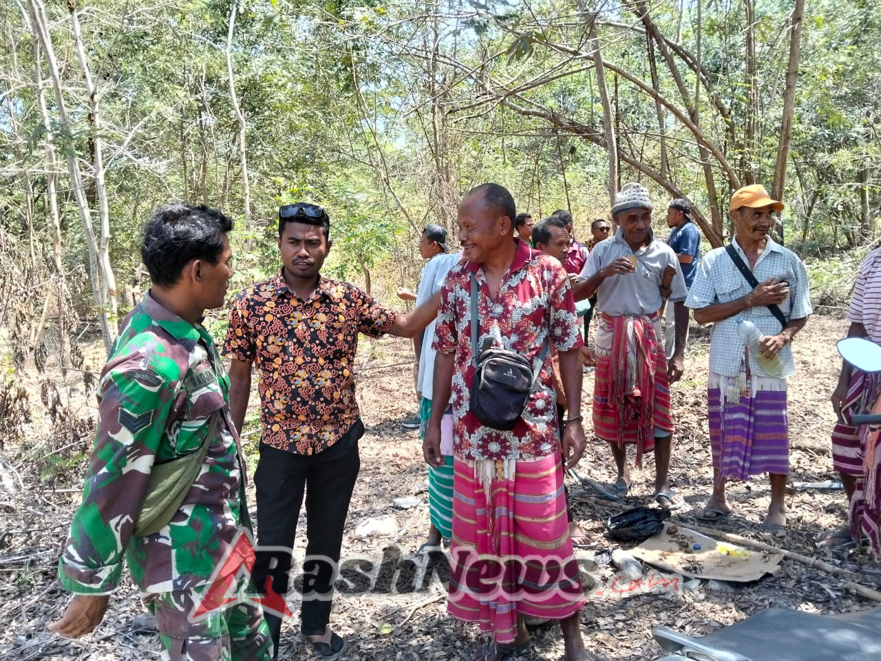 Amfoang Akan Jadi DOB, Babinsa Bersama Bhabinkamtibmas Dampingi Tim Survei