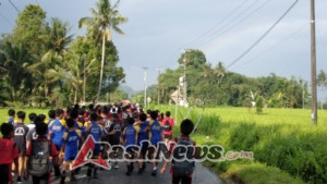 Sambut HUT kemerdekaan RI ke-80, Babinsa 1623-04/Sidemen amankan kegiatan jalan santai.