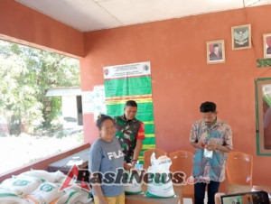 Sinergi Babinsa dan Pemerintah Desa Amankan Penyaluran Beras untuk 63 KPM