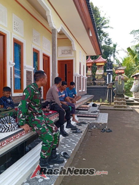 Tingkatkan Keakraban, Babinsa dan Bhabinkamtibmas Desa Yangapi Komsos dengan Warga