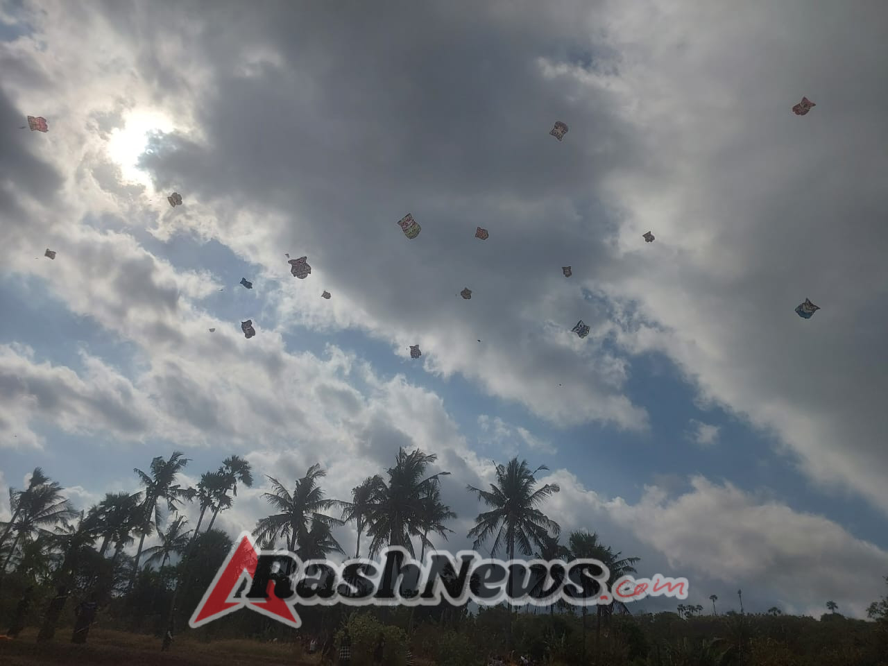 Babinsa Desa Seraya bersama Bhabinkamtibmas amankan kegiatan lomba layang-layang Batu Telu Kite Festival 1.