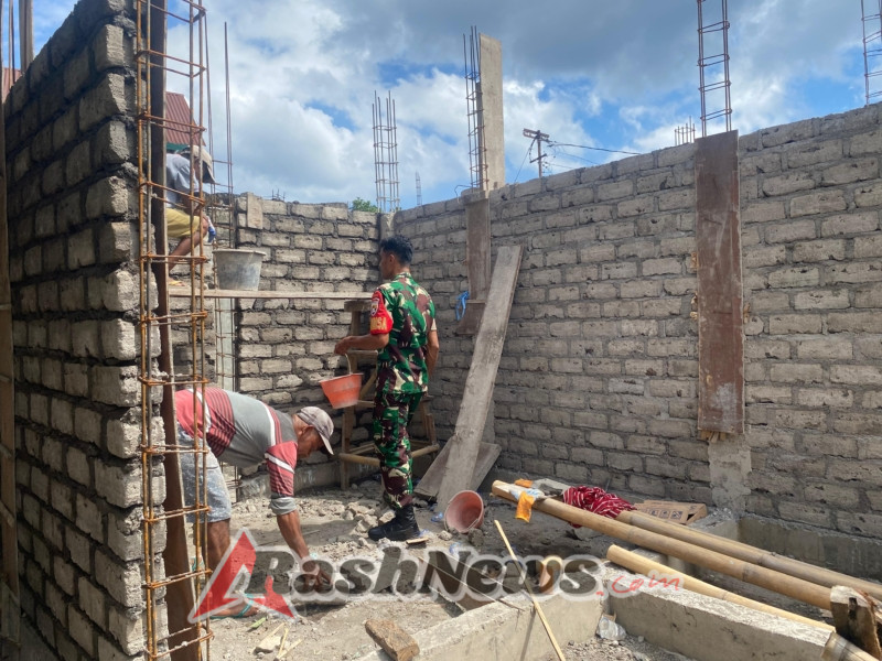 Babinsa Ende Turun Tangan Bantu Pemasangan Bata dan Kusen Rumah Warga