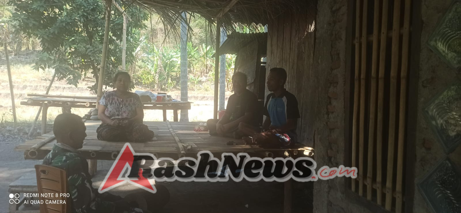 Babinsa Maurole Aktif Bina Wilayah: Warga Sambut Hangat Kehadiran TNI di Desa Liselande