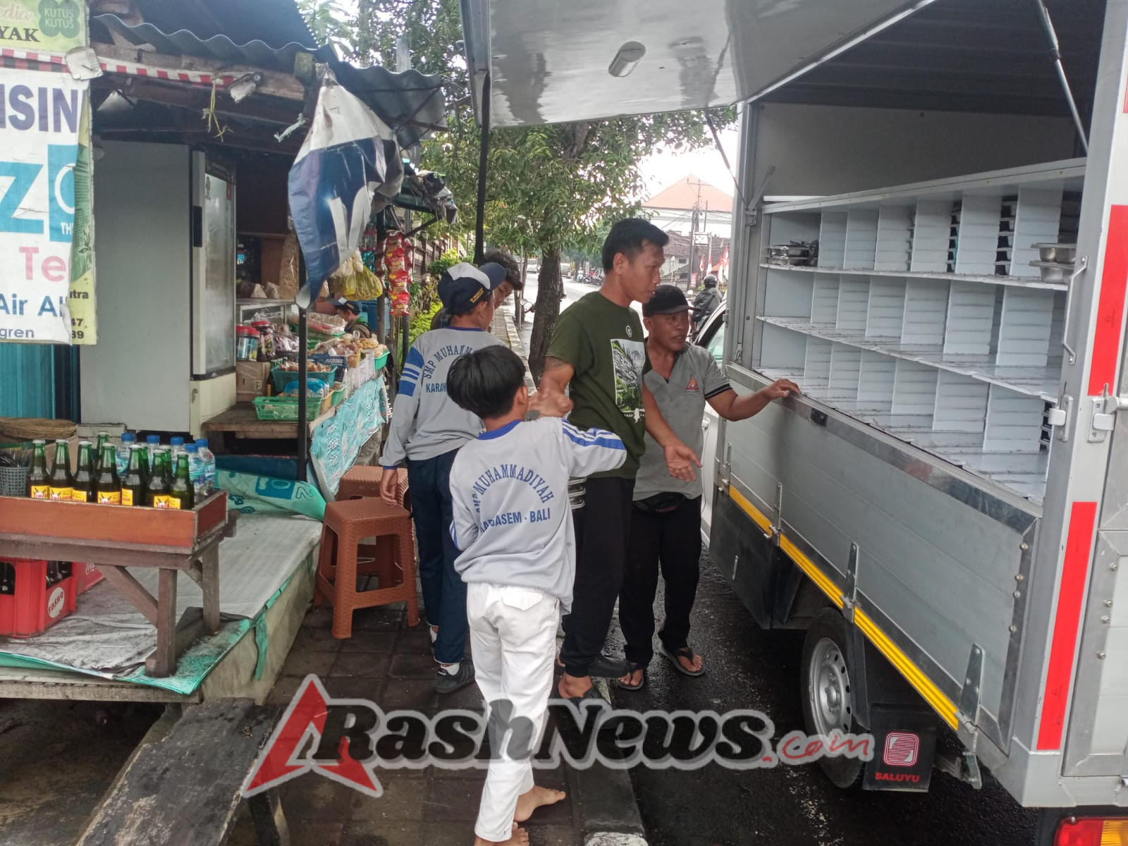 Babinsa 1623-01/Karangasem dampingi pendistribusian logistik MBG ke sekolah-sekolah.