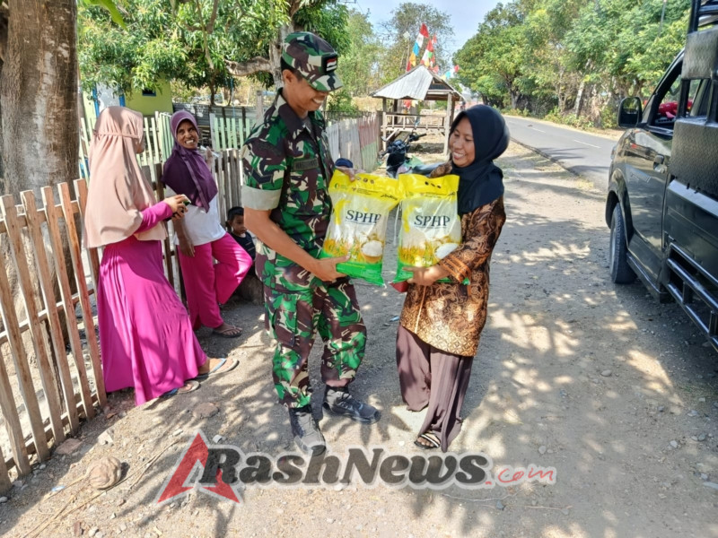 Babinsa Kilo Dampingi Penjualan Beras Murah untuk Warga