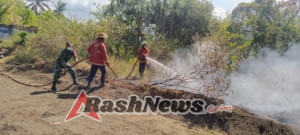 Babinsa 1623-08/Kubu ikut padamkan api kebakaran lahan.