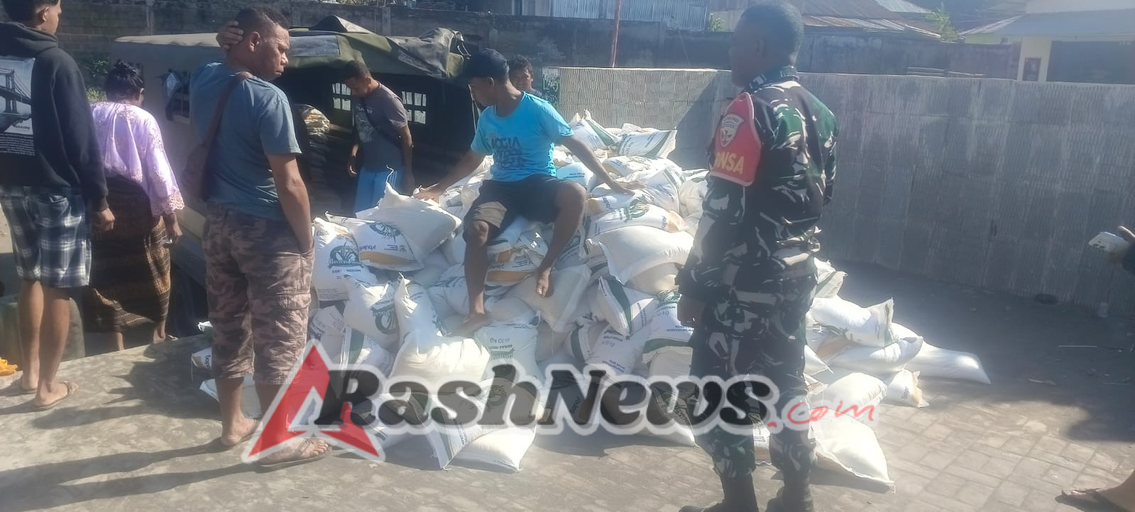 Babinsa Kodim 1602/Ende Pastikan Bantuan Beras CBP Tersalurkan Tepat Waktu dan Aman