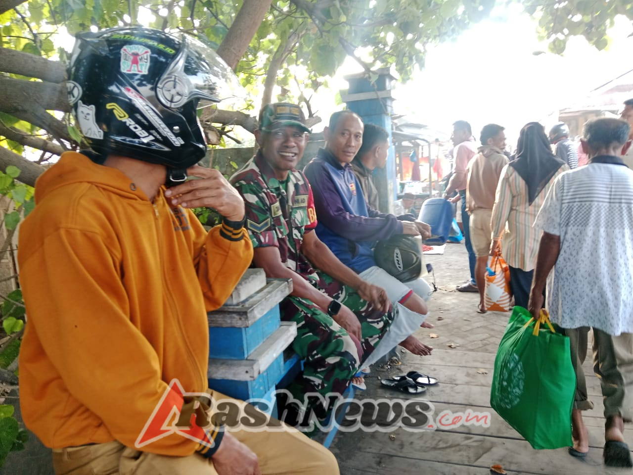 Babinsa Serda Jakaria Ahmad Ajak Warga Jaga Keamanan Pasar Mbongawani
