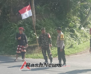 Babinsa Jehem Amankan Upacara Ngaben Massal di Banjar Dinas Tingkadbatu