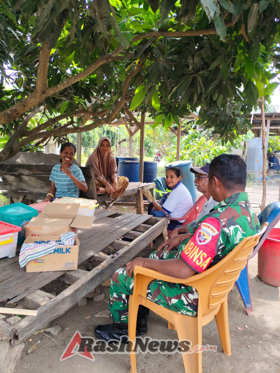 Babinsa Serka Piter Kase Ajak Warga Jaga Keamanan Lingkungan di Kecamatan Ende