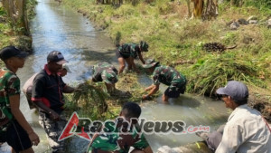 Aksi Kompi Pertanian Yonif TP 834/WM Membantu Saluran Irigasi untuk kelancaran aliran Air Sawah.