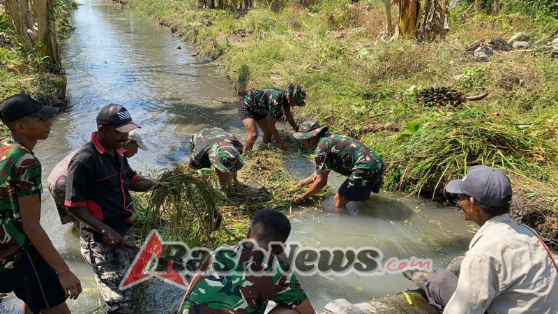 Aksi Kompi Pertanian Yonif TP 834/WM Membantu Saluran Irigasi untuk kelancaran aliran Air Sawah.