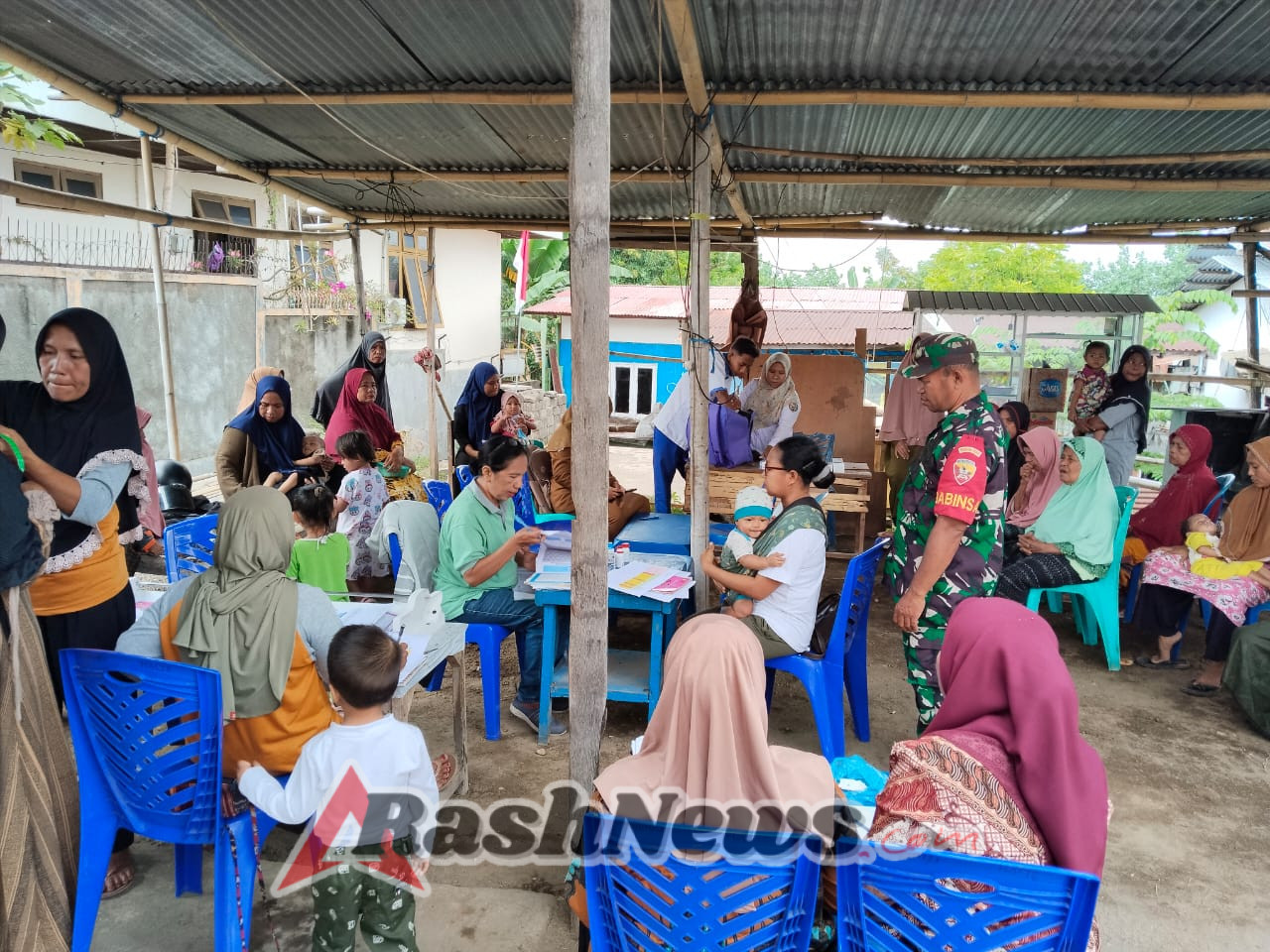 TNI Aktif Dukung Pelayanan Kesehatan, Babinsa Ende Pantau Posyandu Lansia dan Balita