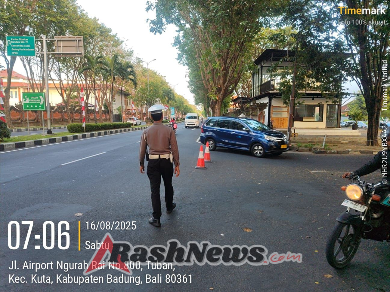 Wujud Pelayanan Prima, Satlantas Bandara Ngurah Rai Atur Lalu Lintas Pagi Hari