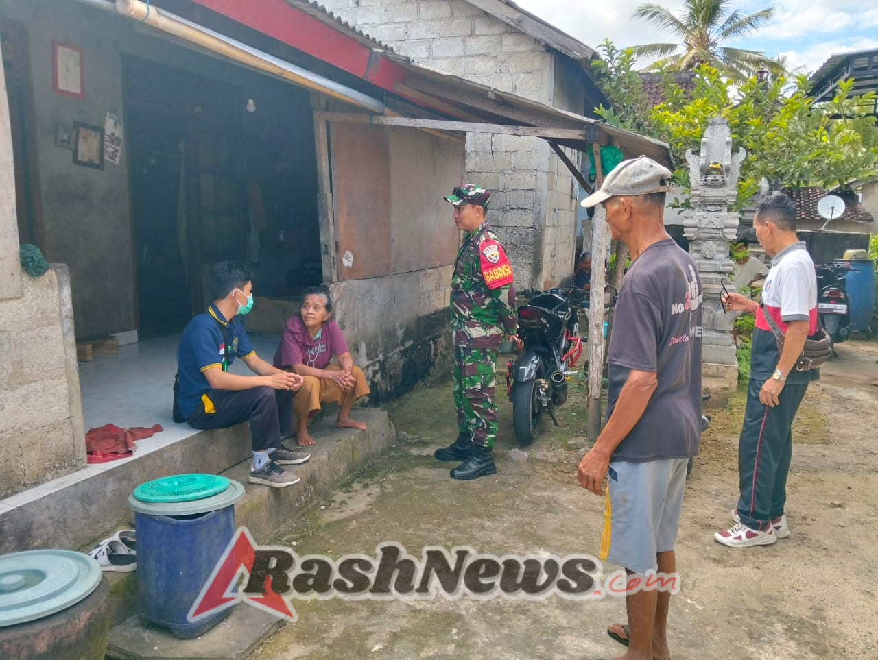 Babinsa Bunga Mekar Dampingi Nakes Beri Perawatan ODGJ