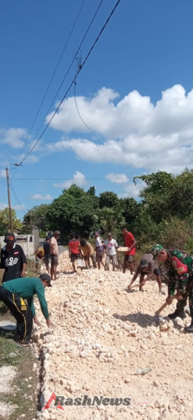 Babinsa Dan Warga Kupang Wujudkan Infrastruktur Jalan Lebih Baik