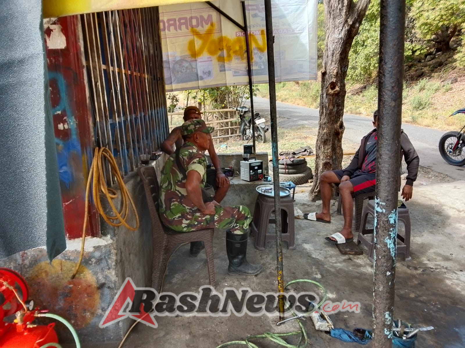 Monitoring Wilayah dan Komsos Babinsa Maurole Dapat Sambutan Positif dari Warga